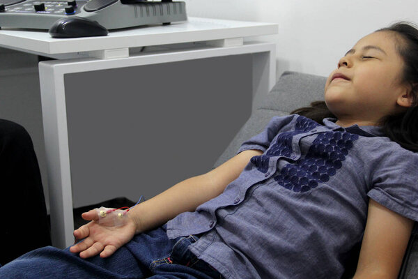 Электромиография ЭМГ и Nerve Conduction Velocity NCV руки и руки у 6-летней латиноамериканки с врачом