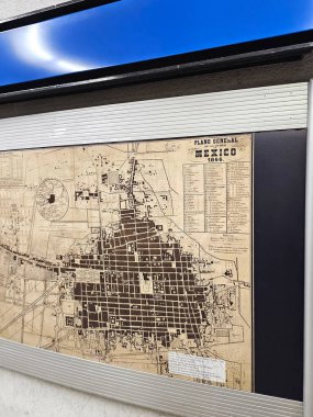 Mexico City, Meksika - 4 Ağustos 2025: CDMX şehir merkezindeki metro istasyonu, Zocalo Tenochtitlan, Cuauhtemoc ilçesindeki 2. hatta.