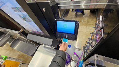 Mexico City, Mexico - 4 Kasım 2025: Meksika 'daki La Comer' daki kişisel kontrol sistemleri müşterilerin ürünlerini tarayıp kendileri için ödeme yapmalarına, satın alma sürecini hızlandırmalarına ve hatları azaltmalarına olanak sağlıyor