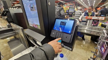 Mexico City, Mexico - 4 Kasım 2025: Meksika 'daki La Comer' daki kişisel kontrol sistemleri müşterilerin ürünlerini tarayıp kendileri için ödeme yapmalarına, satın alma sürecini hızlandırmalarına ve hatları azaltmalarına olanak sağlıyor