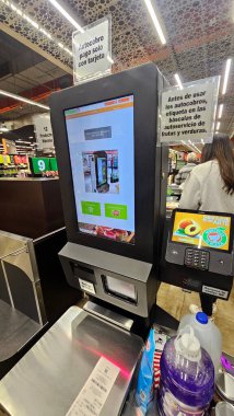 Mexico City, Mexico - 4 Kasım 2025: Meksika 'daki La Comer' daki kişisel kontrol sistemleri müşterilerin ürünlerini tarayıp kendileri için ödeme yapmalarına, satın alma sürecini hızlandırmalarına ve hatları azaltmalarına olanak sağlıyor