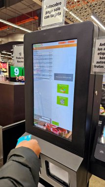 Mexico City, Mexico - 4 Kasım 2025: Meksika 'daki La Comer' daki kişisel kontrol sistemleri müşterilerin ürünlerini tarayıp kendileri için ödeme yapmalarına, satın alma sürecini hızlandırmalarına ve hatları azaltmalarına olanak sağlıyor