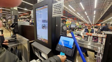 Mexico City, Mexico - 4 Kasım 2025: Meksika 'daki La Comer' daki kişisel kontrol sistemleri müşterilerin ürünlerini tarayıp kendileri için ödeme yapmalarına, satın alma sürecini hızlandırmalarına ve hatları azaltmalarına olanak sağlıyor