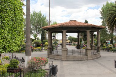 Tepotzotlan, Meksika Eyaleti, Meksika - 23 Ağustos 2023: Meksika Kolonisi Pueblo Magico, Ulusal Genel Vali Müzesi, bir park ve hafta sonu için restoranlar