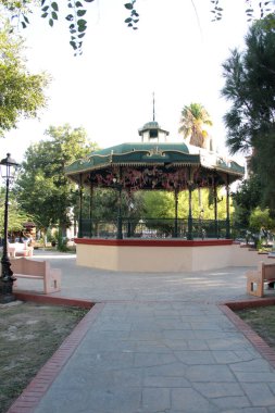 Cuatro Cienegas, Coahuila, Meksika - 28 Temmuz 2025: Coahuila, Meksika 'daki Cuatro Cienegas de Carranza' nın merkezindeki kaldırım taşı sokakları, park ve kilise