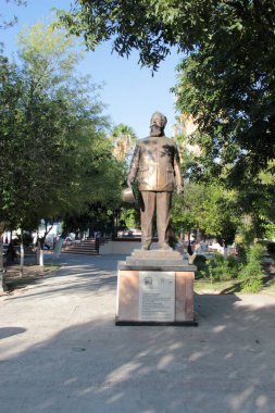 Cuatro Cienegas, Coahuila, Meksika - 28 Temmuz 2025: Coahuila, Meksika 'daki Cuatro Cienegas de Carranza' nın merkezindeki kaldırım taşı sokakları, park ve kilise