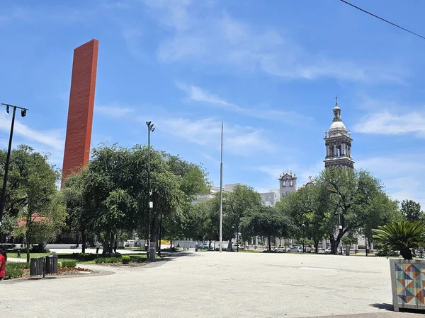 Monterrey, Nuevo Leon, Meksika - 30 Temmuz 2025: Meksika 'nın Nuevo Leon eyaletinin başkenti Macroplaza' nın yanındaki Tertemiz Gebelik Katedrali