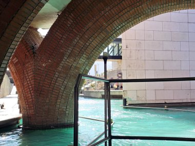 Monterrey, Nuevo Leon, Meksika - 29 Temmuz 2025: Monterrey 'deki Paseo Santa Lucia' yı şehir merkezinden Fundidora Park 'a tekne ile gezmek