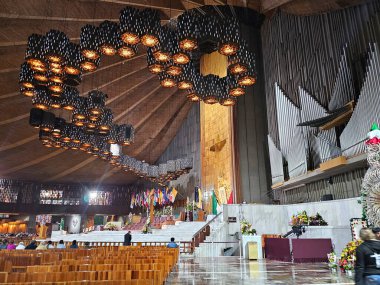 Mexico City, Mexico - 25 Kasım 2024: Meksiko 'daki Guadalupe Bazilikası' nın içi Bakire, sunak ve anıtsal organ imgesiyle