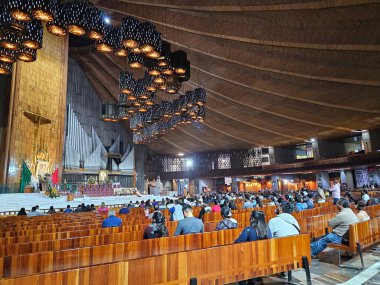 Mexico City, Mexico - 25 Kasım 2024: Meksiko 'daki Guadalupe Bazilikası' nın içi Bakire, sunak ve anıtsal organ imgesiyle