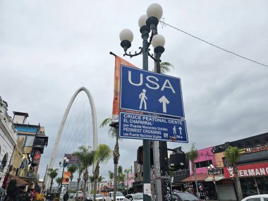 Tijuana, Baja California, Meksika - 14 Aralık 2025: Tijuana Devasa Saati veya Milenyum Kemeri Meksika ile Amerika Birleşik Devletleri arasındaki sınırın en önemli sembollerinden biri