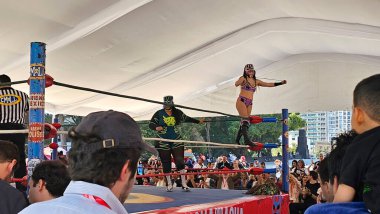 Mexico City, Mexico - 16 Kasım 2025: Meksika kadın güreşi, maskeli güreşçilerin yaptığı atletizm ve akrobasiyi birleştiren bir seyirci sporudur.