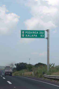 Poza Rica, Veracruz, Meksika - 28 Ekim 2025: Poza Rica, Veracruz, Meksika yönünde yol işaretleri