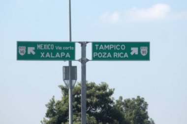 Poza Rica, Veracruz, Meksika - 28 Ekim 2025: Poza Rica, Veracruz, Meksika yönünde yol işaretleri