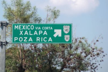 Poza Rica, Veracruz, Meksika - 28 Ekim 2025: Poza Rica, Veracruz, Meksika yönünde yol işaretleri