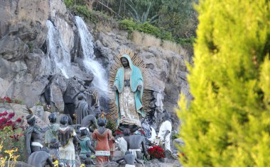 Mexico City, Mexico - 25 Kasım 2024: CDMX 'te Guadalupe Bazilikası' nda Bakire ve yerli halkla La Ofrenda adlı heykel grubunun fıskiyesi