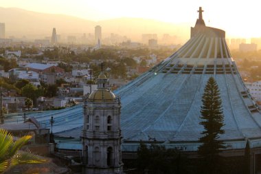 Mexico City, Mexico - 25 Kasım 2024: Günbatımı CDMX 'te Guadalupe Bazilikası' na tepeden bakan bakış açısını aydınlatıyor