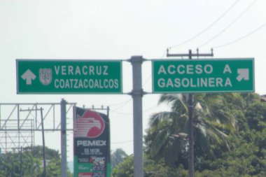 Veracruz, Meksika - 26 Ekim 2025: Yol kenarı tabelası ve Veracruz istikametinde trafik işaretleri