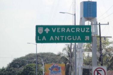 Veracruz, Meksika - 26 Ekim 2025: Yol kenarı tabelası ve Veracruz istikametinde trafik işaretleri