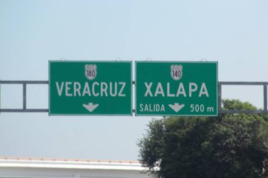 Veracruz, Meksika - 26 Ekim 2025: Yol kenarı tabelası ve Veracruz istikametinde trafik işaretleri