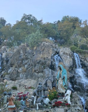 Mexico City, Mexico - 25 Kasım 2024: CDMX 'te Guadalupe Bazilikası' nda Bakire ve yerli halkla La Ofrenda adlı heykel grubunun fıskiyesi