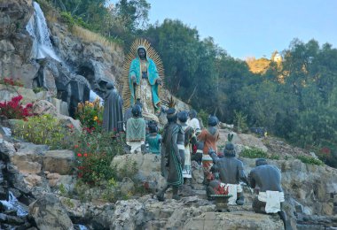 Mexico City, Mexico - 25 Kasım 2024: CDMX 'te Guadalupe Bazilikası' nda Bakire ve yerli halkla La Ofrenda adlı heykel grubunun fıskiyesi