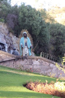 Mexico City, Mexico - 25 Kasım 2024: CDMX 'te Guadalupe Bazilikası' nda Bakire ve yerli halkla La Ofrenda adlı heykel grubunun fıskiyesi