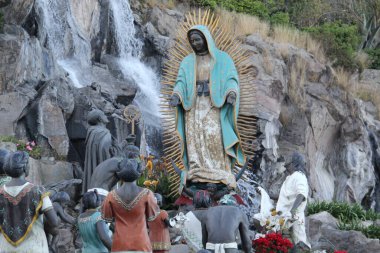 Mexico City, Mexico - 25 Kasım 2024: CDMX 'te Guadalupe Bazilikası' nda Bakire ve yerli halkla La Ofrenda adlı heykel grubunun fıskiyesi