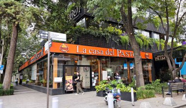 Mexico City, Mexico - 2 Ekim 2025: Başkan Masaryk Bulvarı, Meksika 'nın en seçkin ve pahalı caddelerinden biridir.