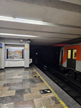 Mexico City, Meksika - 4 Ağustos 2025: CDMX şehir merkezindeki metro istasyonu, Zocalo Tenochtitlan, Cuauhtemoc ilçesindeki 2. hatta.