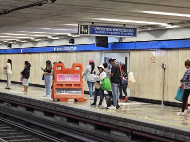 Mexico City, Meksika - 4 Ağustos 2025: CDMX şehir merkezindeki metro istasyonu, Zocalo Tenochtitlan, Cuauhtemoc ilçesindeki 2. hatta.