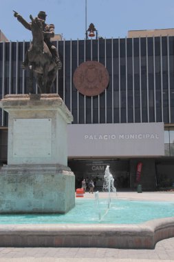 Monterrey, Nuevo Leon, Meksika - 30 Temmuz 2025: Monterrey Belediye Binası, belediye binası ve Macroplaza Meydanı 'ndaki Ignacio Zaragoza heykeli