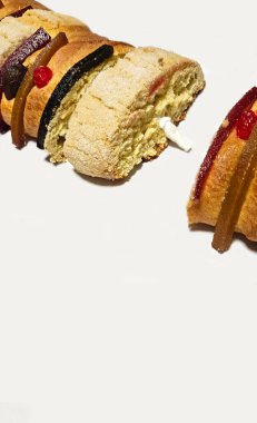 Rosca de Reyes, 6 Ocak 'ta ailesiyle paylaşılan, kristalize meyveler ve bebek İsa figürleriyle süslenmiş geleneksel bir tatlı ekmektir.