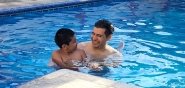 Boşanmış bekar baba ve 11 yaşındaki Latin oğlu havuzda oynuyorlar ve tatillerinde ona yüzmeyi öğretiyorlar.