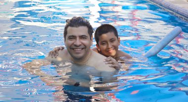 Boşanmış bekar baba ve 11 yaşındaki Latin oğlu havuzda oynuyorlar ve tatillerinde ona yüzmeyi öğretiyorlar.