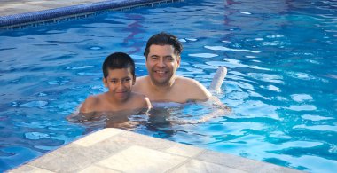 Boşanmış bekar baba ve 11 yaşındaki Latin oğlu havuzda oynuyorlar ve tatillerinde ona yüzmeyi öğretiyorlar.