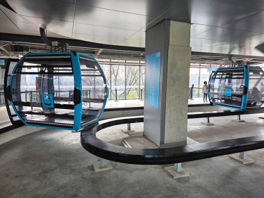Mexico City, Meksika - 8 Ocak 2025: Cablebus toplu taşıma sisteminin Los Pinos Constituyentes istasyonu, CDMX hizmet veren bir teleferik sistemi