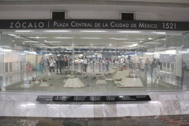 Mexico City, Meksika - 4 Ağustos 2025: CDMX şehir merkezindeki metro istasyonu, Zocalo Tenochtitlan, Cuauhtemoc ilçesindeki 2. hatta.