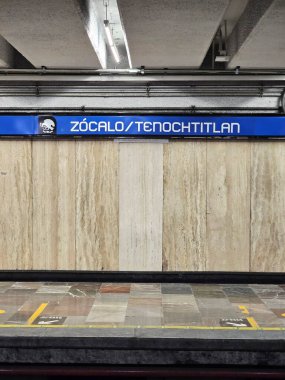 Mexico City, Meksika - 4 Ağustos 2025: CDMX şehir merkezindeki metro istasyonu, Zocalo Tenochtitlan, Cuauhtemoc ilçesindeki 2. hatta.