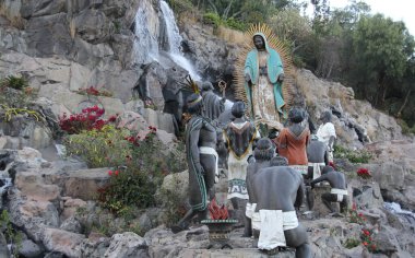 Mexico City, Mexico - 25 Kasım 2024: CDMX 'te Guadalupe Bazilikası' nda Bakire ve yerli halkla La Ofrenda adlı heykel grubunun fıskiyesi