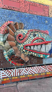 Zacatlan, Puebla, Meksika - 5 Ocak 2026: Meksika 'nın Puebla kentindeki Zacatlan de las Manzanas kasabasındaki mezarlığın duvarlarında el yapımı vitray duvar resimleri