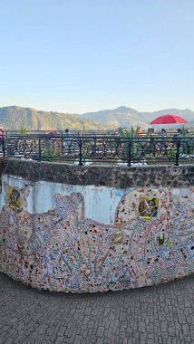 Zacatlan, Puebla, Meksika - 5 Ocak 2026: Meksika 'nın Puebla kentindeki Zacatlan de las Manzanas kasabasındaki mezarlığın duvarlarında el yapımı vitray duvar resimleri