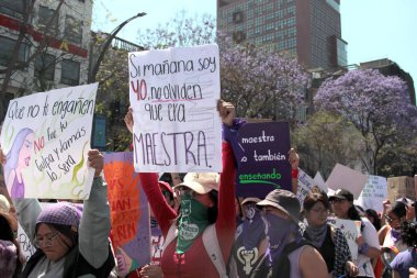 Mexico City, Mexico - 8 Mart 2025 - 8 Mart 2025 Uluslararası Kadınlar Günü, CDMX 'te eşitlik, şiddet, kadın cinayeti, maçoluğu ve ayrımcılığı kınamak amacıyla düzenlenen yürüyüşdür.