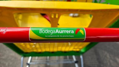 Huauchinango, Puebla, Meksika - 26 Aralık 2025: Bodega Aurrera, Walmart 'a ait bir Meksika indirimli mağazalar zinciri ve süpermarketler, Mama Lucha imajı ile düşük fiyatlar sunuyor