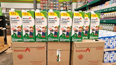 Huauchinango, Puebla, Meksika - 26 Aralık 2025: Bodega Aurrera, Walmart 'a ait bir Meksika indirimli mağazalar zinciri ve süpermarketler, Mama Lucha imajı ile düşük fiyatlar sunuyor