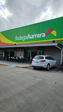 Huauchinango, Puebla, Meksika - 26 Aralık 2025: Bodega Aurrera, Walmart 'a ait bir Meksika indirimli mağazalar zinciri ve süpermarketler, Mama Lucha imajı ile düşük fiyatlar sunuyor