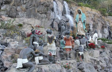 Mexico City, Mexico - 25 Kasım 2024: CDMX 'te Guadalupe Bazilikası' nda Bakire ve yerli halkla La Ofrenda adlı heykel grubunun fıskiyesi