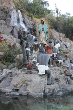 Mexico City, Mexico - 25 Kasım 2024: CDMX 'te Guadalupe Bazilikası' nda Bakire ve yerli halkla La Ofrenda adlı heykel grubunun fıskiyesi