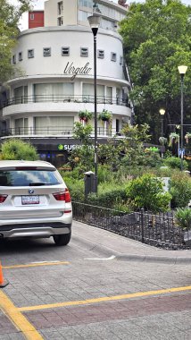 Mexico City, Mexico - 2 Ekim 2025: Başkan Masaryk Bulvarı, Meksika 'nın en seçkin ve pahalı caddelerinden biridir.