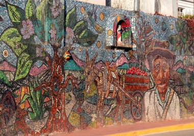 Zacatlan, Puebla, Meksika - 5 Ocak 2026: Meksika 'nın Puebla kentindeki Zacatlan de las Manzanas kasabasındaki mezarlığın duvarlarında el yapımı vitray duvar resimleri